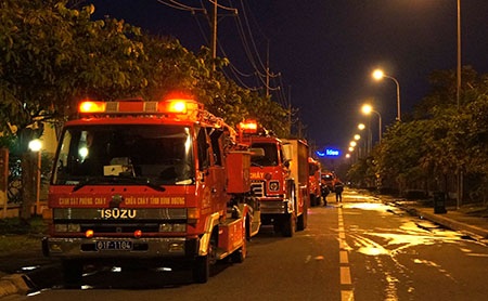 Lính cứu hỏa gần như kiệt sức