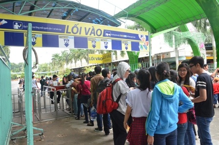 Xếp hàng chờ vào cổng