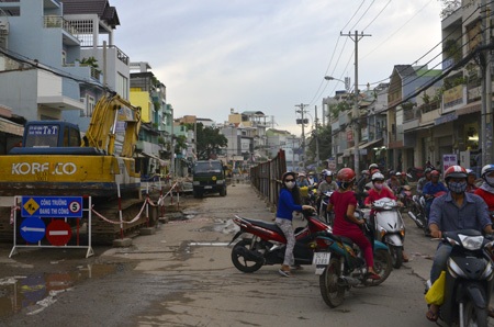 Một phần đường Tân Hóa bị rào chắn cũng khiến phương tiện gặp khó khăn khi lưu thông qua đây