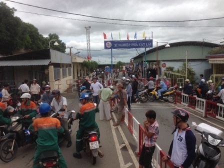 Một số người quay xe trở lại chọn hướng đi khác thay vì qua phà