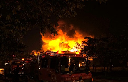 Lính cứu hỏa gần như kiệt sức