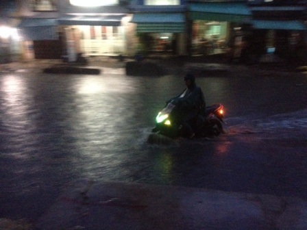 Cơn mưa như trút nước đổ xuống TPHCM khiến nhiều tuyến đường hóa sông