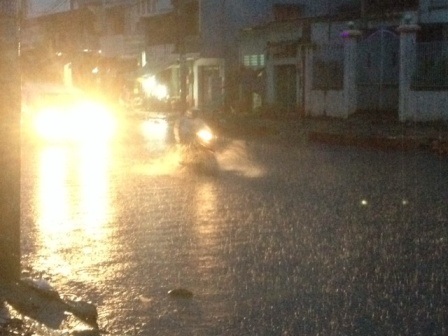 Cơn mưa như trút nước đổ xuống TPHCM khiến nhiều tuyến đường hóa sông