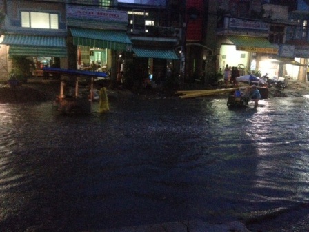 Cơn mưa như trút nước đổ xuống TPHCM khiến nhiều tuyến đường hóa sông