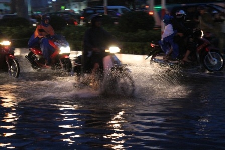 Cơn mưa như trút nước đổ xuống TPHCM khiến nhiều tuyến đường hóa sông