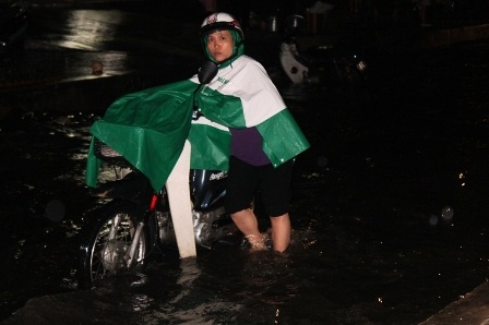 Nhiều xe bị chết máy phải dẫn bộ