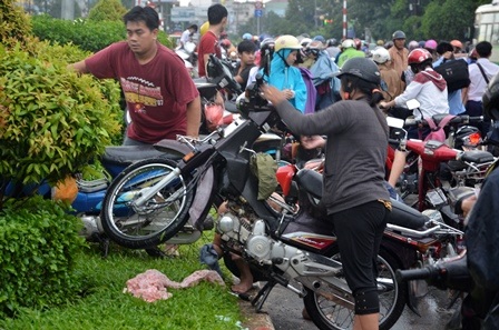 Dịch vụ lau bu -gi đắt khách