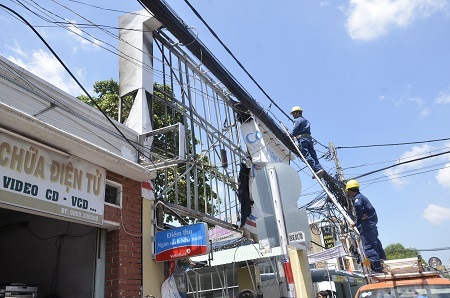 Nhân viên điện lực có mặt khắc phục sự cố