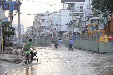 Đường Tân Hóa bị ngập sau mưa lớn