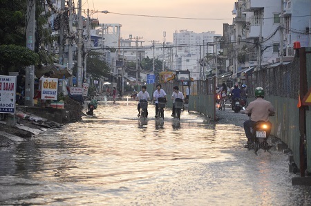 Đường Tân Hóa bị ngập sau mưa lớn
