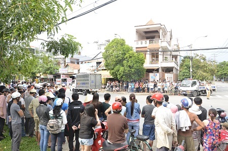 Rất đông người dân hiếu kỳ tập trung theo dõi vụ việc