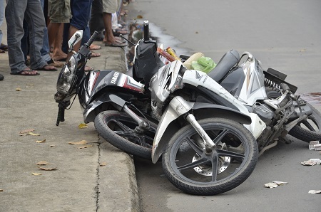 Hai chiếc xe gắn máy tại hiện trường