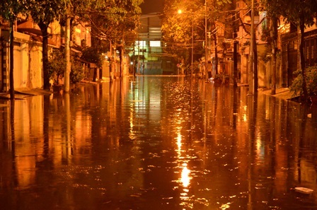 Cả tuyến đường không một bóng người