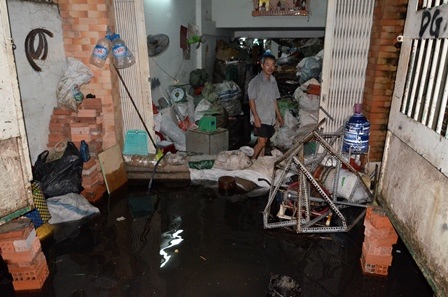 Nước ngập lênh láng tràn vào trong nhà