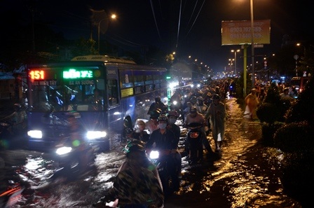 Nhiều tuyến đường ngập nặng sau trận mưa lớn