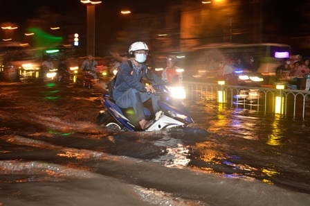 Nhiều nơi nước ngập đến yên xe