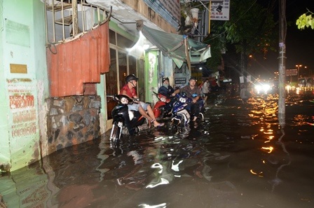 Nhiều người ngồi chờ nước rút mới đi tiếp