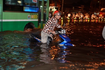 Nhiều nơi nước ngập đến yên xe