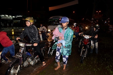 Hì hục đẩy xe trong đêm để về nhà