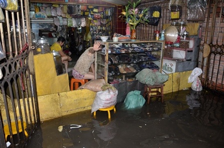 Đắp đê ngăn lũ giữa Sài Gòn