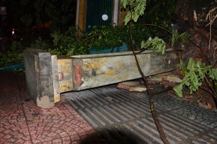 Nhiều đoạn hàng rào bằng sắt và bê tông bị đổ sập