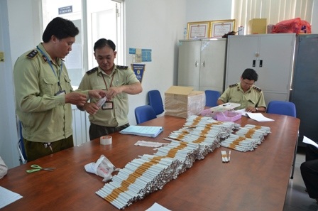 Lực lượng Quản lý thị trường tiến hành niêm phong mẫu thuốc lá giả để gửi đi kiểm tra