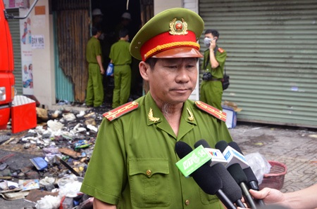 Đại tá Lê Tấn Bửu- Giám đốc Cảnh sát PCCC TPHCM có mặt chỉ đạo tại hiện trường