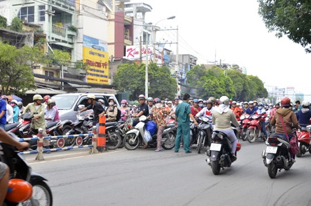 Kẹt xe trầm trọng, dân đổ lỗi phân luồng bất hợp lý - 9 Số khác thì cố tình đi ngược chiều nhưng bị lực lượng chức năng ngăn cản