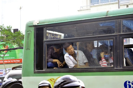 Kẹt xe trầm trọng, dân đổ lỗi phân luồng bất hợp lý - 7 Người dân mệt mỏi với cảnh kẹt xe