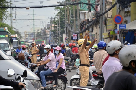 Kẹt xe trầm trọng, dân đổ lỗi phân luồng bất hợp lý - 10 Lực lượng CSGT vất vả điều tiết