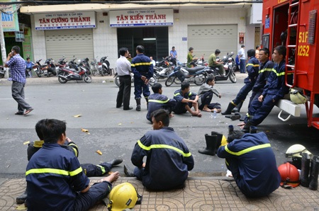 Lính cứu hỏa đuối sức sau khi khống chế đám cháy