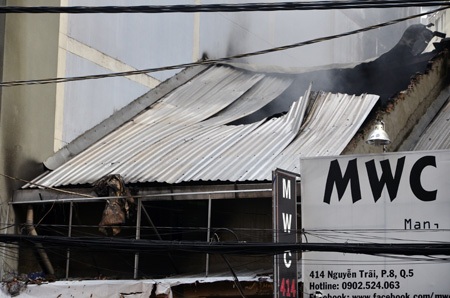 Lúc 7h sáng cùng ngày, khói vẫn bốc lên từ trong ngôi nhà