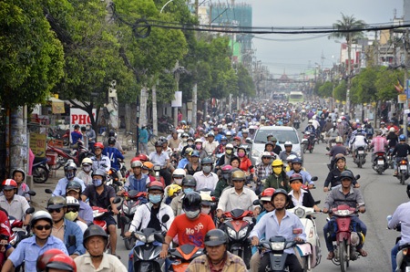 Kẹt xe trầm trọng, dân đổ lỗi phân luồng bất hợp lý - 3 Đoàn xe kẹt cứng trên đường Hậu Giang hướng vào trung tâm thành phố