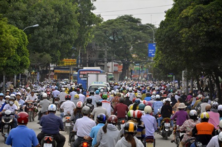 Kẹt xe trầm trọng, dân đổ lỗi phân luồng bất hợp lý - 2 Đoàn xe kẹt cứng trên đường Hậu Giang hướng vào trung tâm thành phố