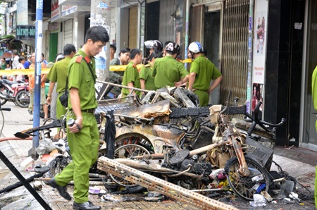 Danh tính 7 người tử vong trong vụ cháy tiệm uốn tóc - 4 Các Phòng nghiệp vụ công an TPHCM có mặt khám nghiệm hiện trường vụ cháy