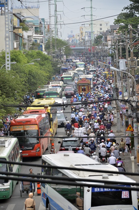 Kẹt xe trầm trọng, dân đổ lỗi phân luồng bất hợp lý - 4 Đường Minh Phụng kẹt xe trầm trọng do tuyến đường này có trường học và chợ