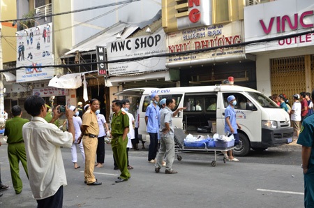 Trước đó, xe cứu thương có mặt tại hiện trường để chuyển thi thể nạn nhân trong vụ cháy ra ngoài