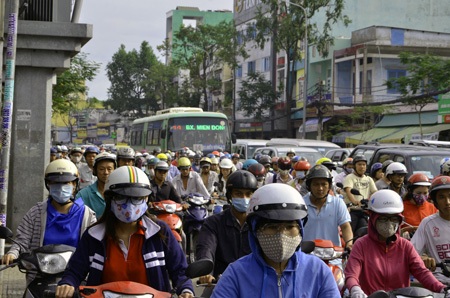 Kẹt xe trầm trọng, dân đổ lỗi phân luồng bất hợp lý - 6 Đến 9h sáng cùng ngày, các đường Nguyễn Văn Luông vẫn kẹt cứng