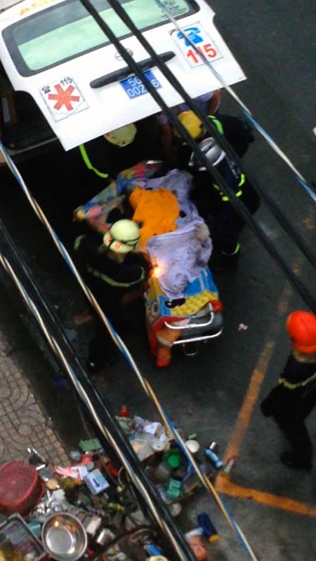 Thi thể nạn nhân cuối cùng được đưa ra ngoài hiện trường vụ cháy