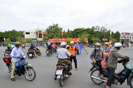Kẹt xe trầm trọng, dân đổ lỗi phân luồng bất hợp lý - 5 Nhiều người vẫn chưa biết cầu Ông Buông bị đóng cửa nên vẫn tiếp tục di chuyển vào