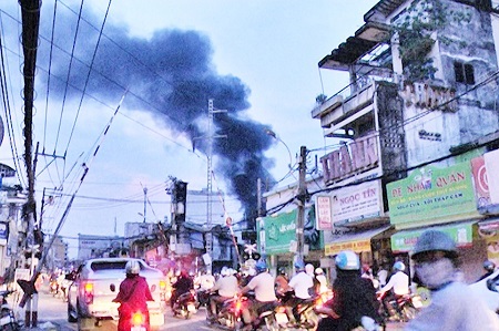 Đám cháy nhìn từ xa