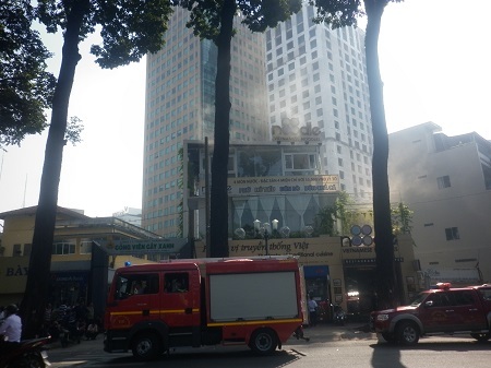 Nhiều nhân viên và bảo vệ của nhà hàng đã dùng bình CO2 tại chỗ để dập lửa.