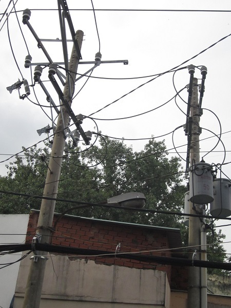 Trụ điện nằm sát mái tôn nơi nam công nhân bất cẩn bị điện giật