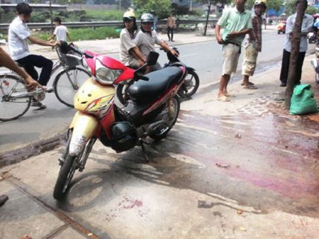 Va chạm giao thông, 3 học sinh vác dao truy sát 2 công nhân - 1 Hiện trường nhóm học sinh truy sát 2 công nhân