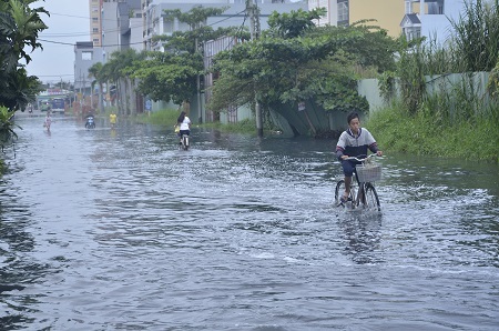 Triều cường đạt đỉnh khiến nhiều khu vực tại TPHCM ngập nặng