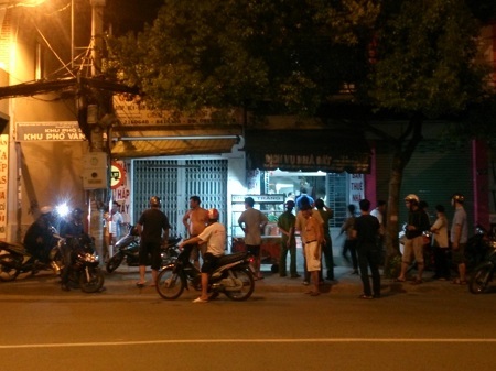Hai nhóm thanh niên truy sát nhau, gây náo loạn bệnh viện - 1 Hiện trường vụ hỗn chiến tại nhà số 124 đường Hoàng Hoa Thám