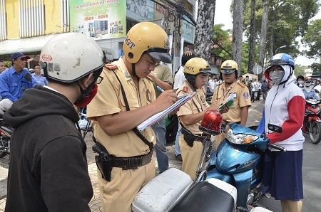 Ra quân kiểm tra, xử lý học sinh vi phạm luật giao thông