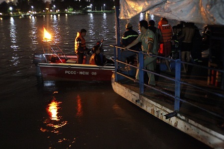 Công tác tìm kiếm thuyền viên mất tích đang được lực lượng cứu hộ cứu nạn triển khai