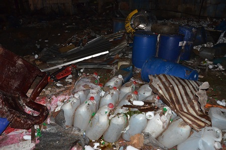 Những thùng hóa chất dùng để sản xuất phân bón nằm ngổn ngang