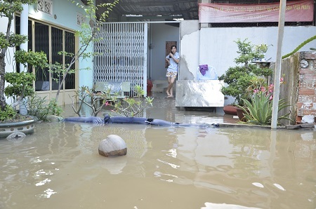 Nhiều nhà dân, khu dân cư bị triều cường tấn công